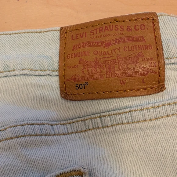 Distressed Levi's jean - Picture 5 of 9